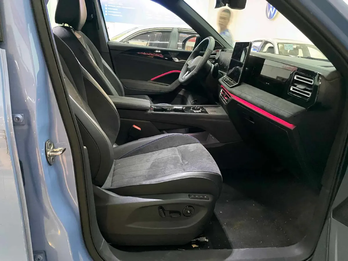 2025 Volkswagen Tiguan L 2.0T 220HP L4 7DCT,autocango,china used car exporter,china ev exporter,chinese used car exporter,chinese used ev exporter