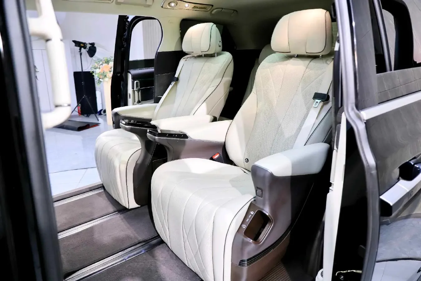 2024 Denza D9 1.5T 139HP L4 E-CVT PHEV 40KWH,autocango,china used car exporter,china ev exporter,chinese used car exporter,chinese used ev exporter