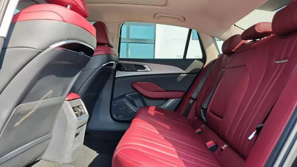 2024 HongQi H5 2.0T 224HP L4 8AT,autocango,china used car exporter,china ev exporter,chinese used car exporter,chinese used ev exporter