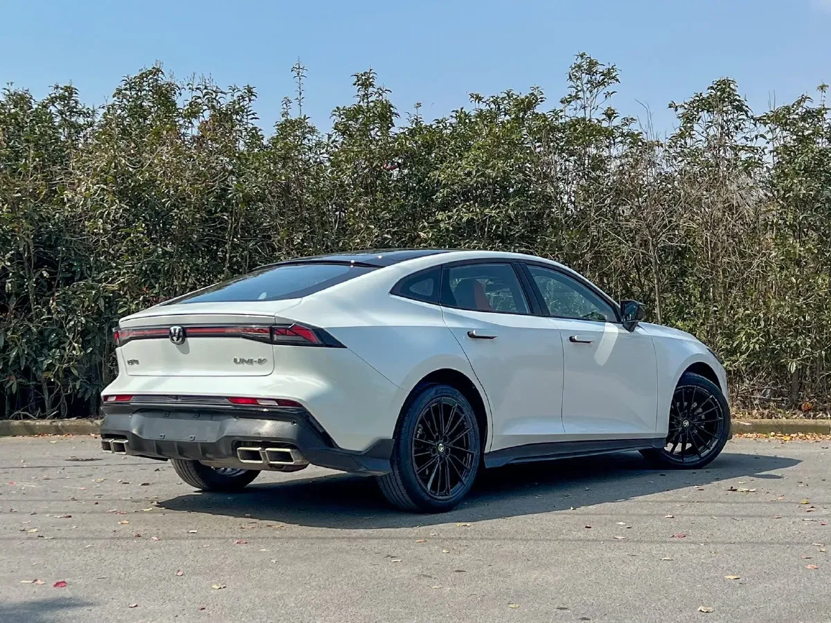 2024 ChangAn UNI-V 1.5T 188HP L4 7DCT,autocango,china used car exporter,china ev exporter,chinese used car exporter,chinese used ev exporter