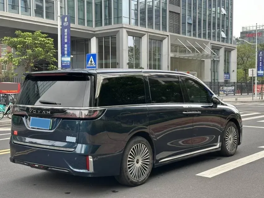 2025 Voyah Dream 1.5T 150HP L4 PHEV 41.7KWH,autocango,china used car exporter,china ev exporter,chinese used car exporter,chinese used ev exporter