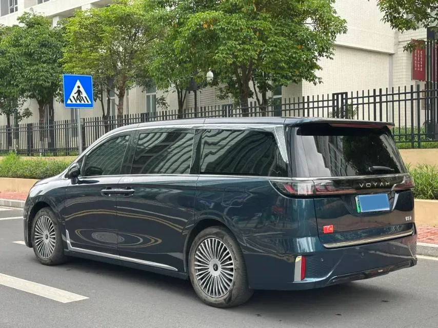 2025 Voyah Dream 1.5T 150HP L4 PHEV 41.7KWH,autocango,china used car exporter,china ev exporter,chinese used car exporter,chinese used ev exporter