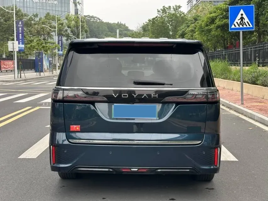 2025 Voyah Dream 1.5T 150HP L4 PHEV 41.7KWH,autocango,china used car exporter,china ev exporter,chinese used car exporter,chinese used ev exporter