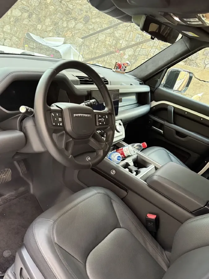 2025 Land Rover Defender 3.0T 400HP L6 8AT,autocango,china used car exporter,china ev exporter,chinese used car exporter,chinese used ev exporter