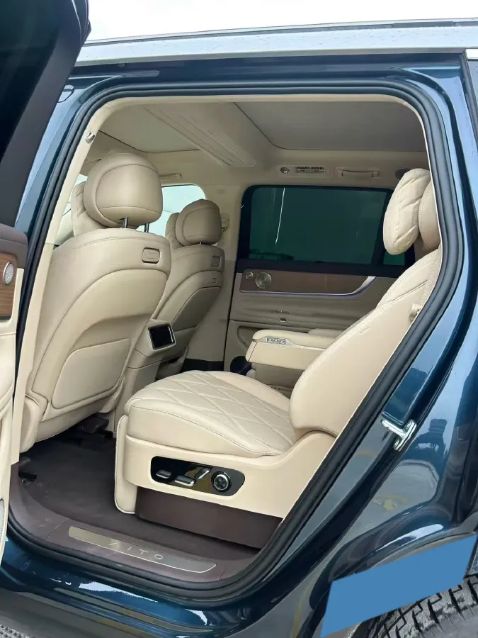 2025 AITO AITO M9 REEV 160HP REEV 52KWH,autocango,china used car exporter,china ev exporter,chinese used car exporter,chinese used ev exporter