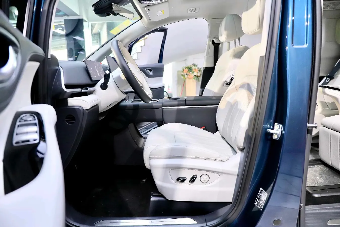 2025 Voyah Dream 1.5T 150HP L4 PHEV 41.7KWH,autocango,china used car exporter,china ev exporter,chinese used car exporter,chinese used ev exporter