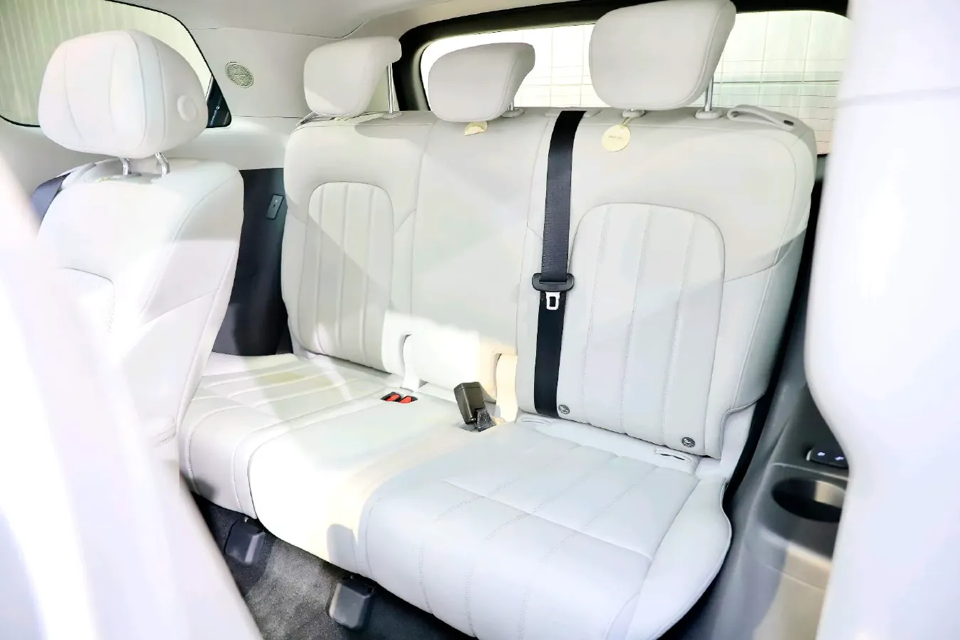 2025 Voyah Dream 1.5T 150HP L4 PHEV 41.7KWH,autocango,china used car exporter,china ev exporter,chinese used car exporter,chinese used ev exporter