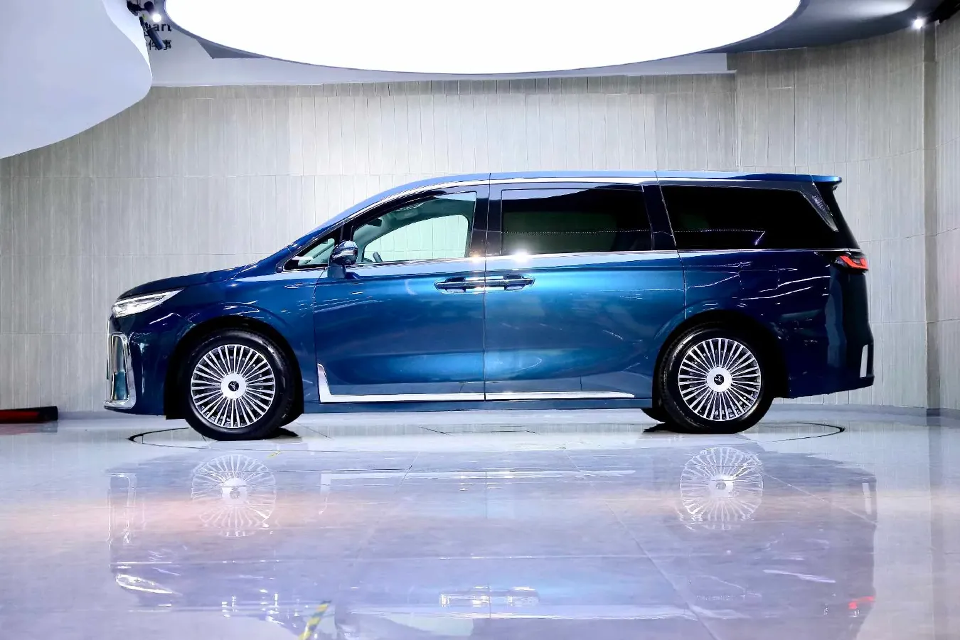 2025 Voyah Dream 1.5T 150HP L4 PHEV 41.7KWH,autocango,china used car exporter,china ev exporter,chinese used car exporter,chinese used ev exporter