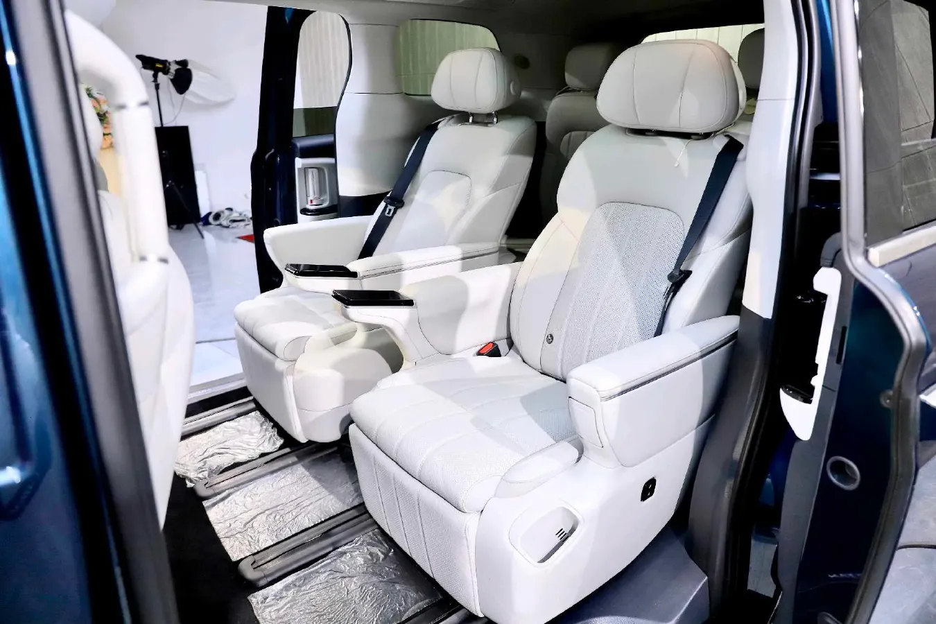 2025 Voyah Dream 1.5T 150HP L4 PHEV 41.7KWH,autocango,china used car exporter,china ev exporter,chinese used car exporter,chinese used ev exporter