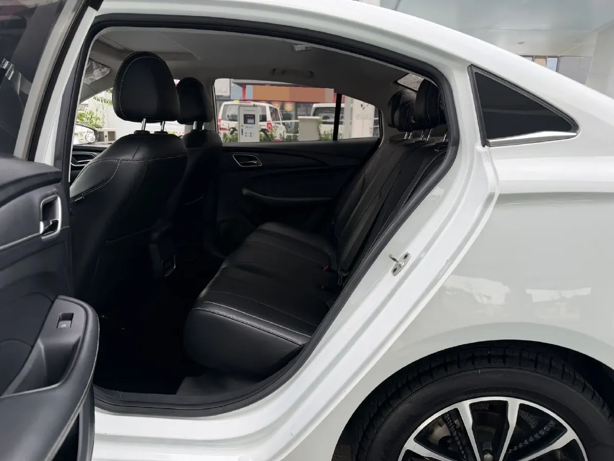 2020 Roewe i5 1.5L 120HP L4 5MT,autocango,china used car exporter,china ev exporter,chinese used car exporter,chinese used ev exporter