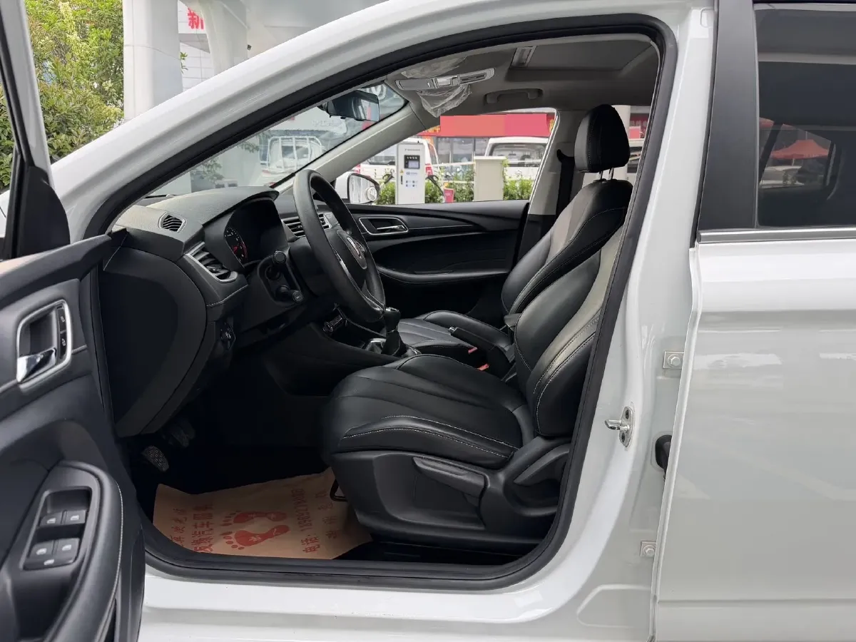 2020 Roewe i5 1.5L 120HP L4 5MT,autocango,china used car exporter,china ev exporter,chinese used car exporter,chinese used ev exporter