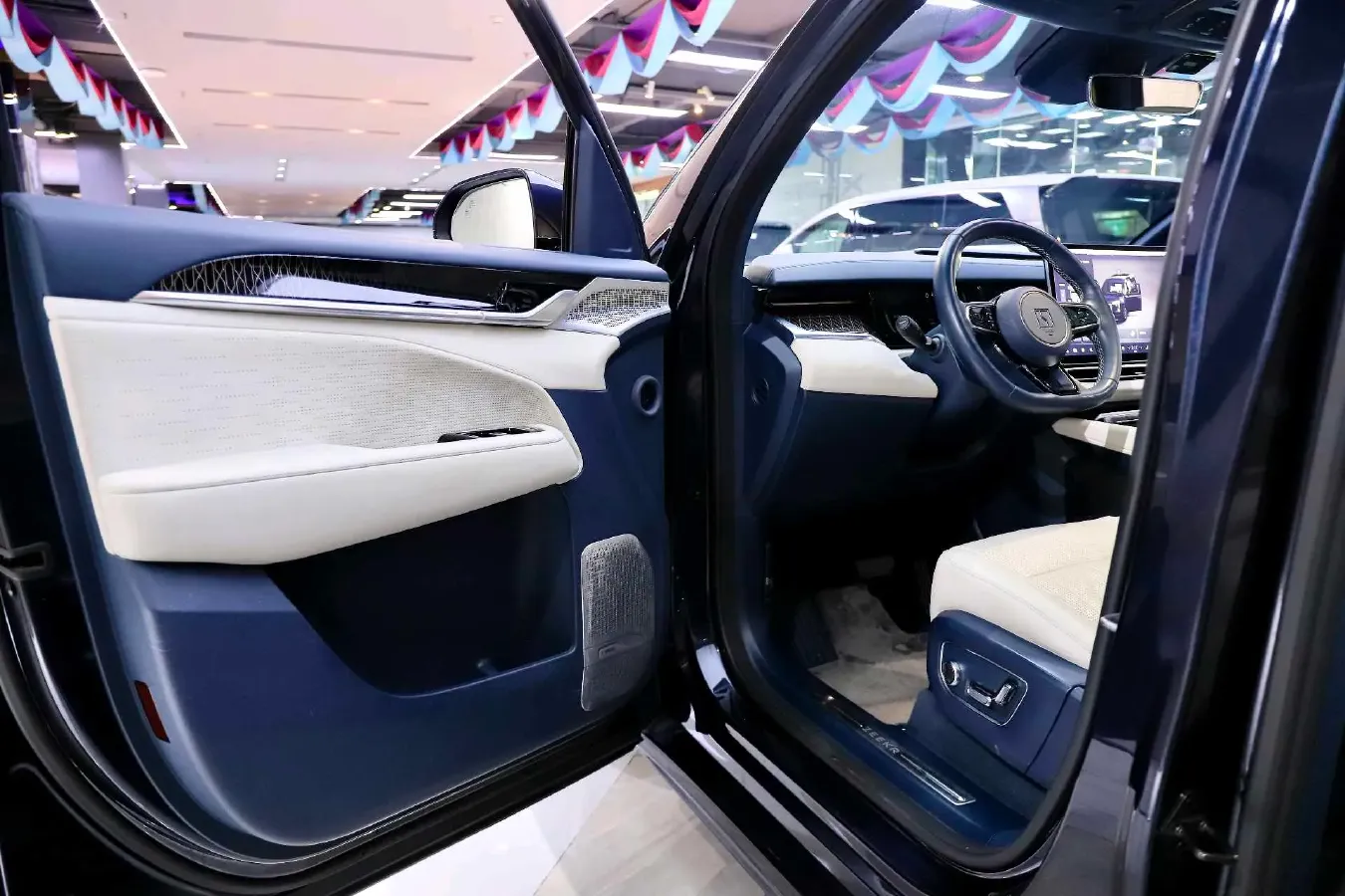 2022 Zeekr 009 BEV 116KWH,autocango,china used car exporter,china ev exporter,chinese used car exporter,chinese used ev exporter