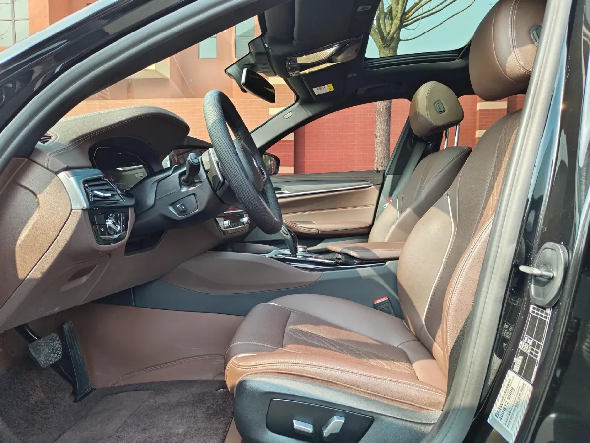 2022 BMW 5 Series 2.0T 252HP L4 8AT,autocango,china used car exporter,china ev exporter,chinese used car exporter,chinese used ev exporter