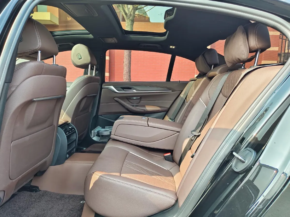 2022 BMW 5 Series 2.0T 252HP L4 8AT,autocango,china used car exporter,china ev exporter,chinese used car exporter,chinese used ev exporter