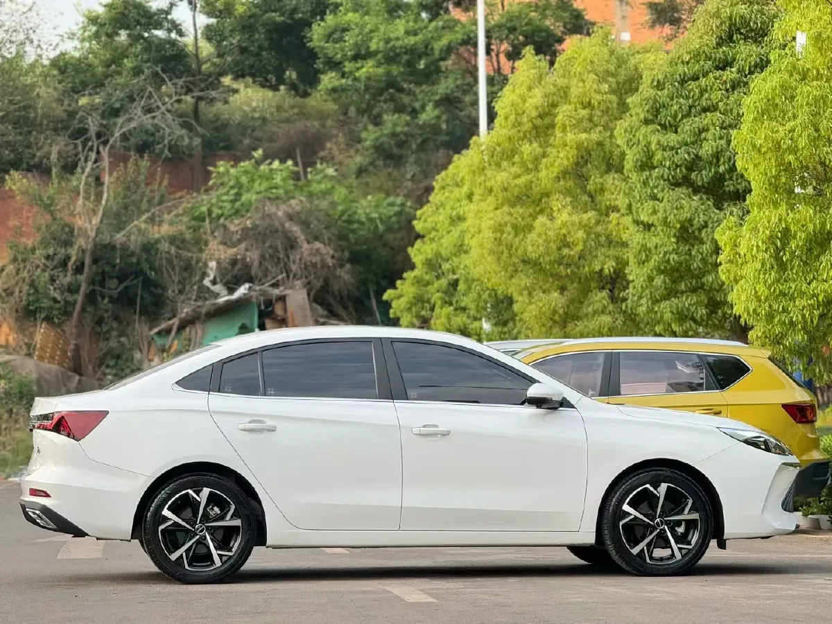 2023 Roewe i5 1.5L 129HP L4 CVT,autocango,china used car exporter,china ev exporter,chinese used car exporter,chinese used ev exporter