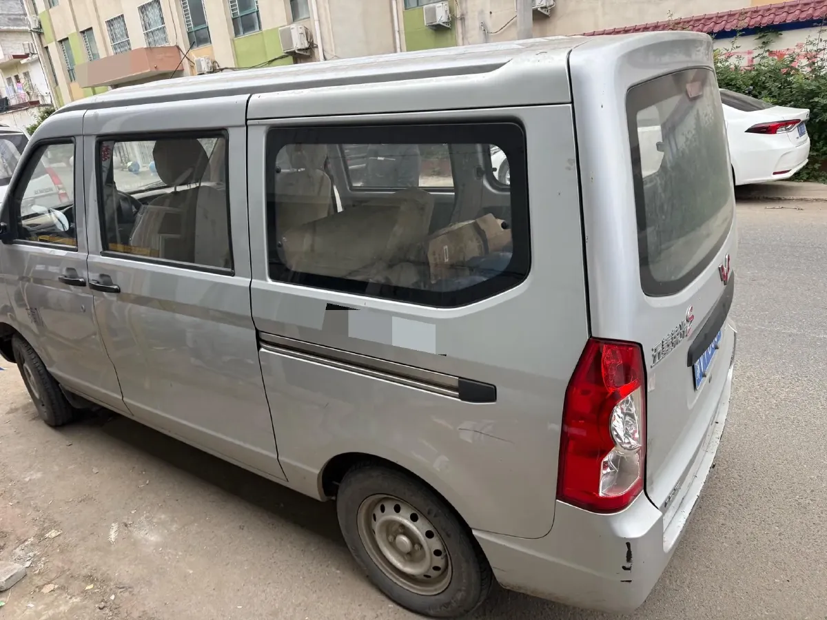 2022 WuLing RongGuang S 1.2L 76HP L4 5MT,autocango,china used car exporter,china ev exporter,chinese used car exporter,chinese used ev exporter