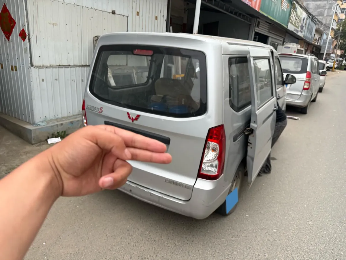 2022 WuLing RongGuang S 1.2L 76HP L4 5MT,autocango,china used car exporter,china ev exporter,chinese used car exporter,chinese used ev exporter