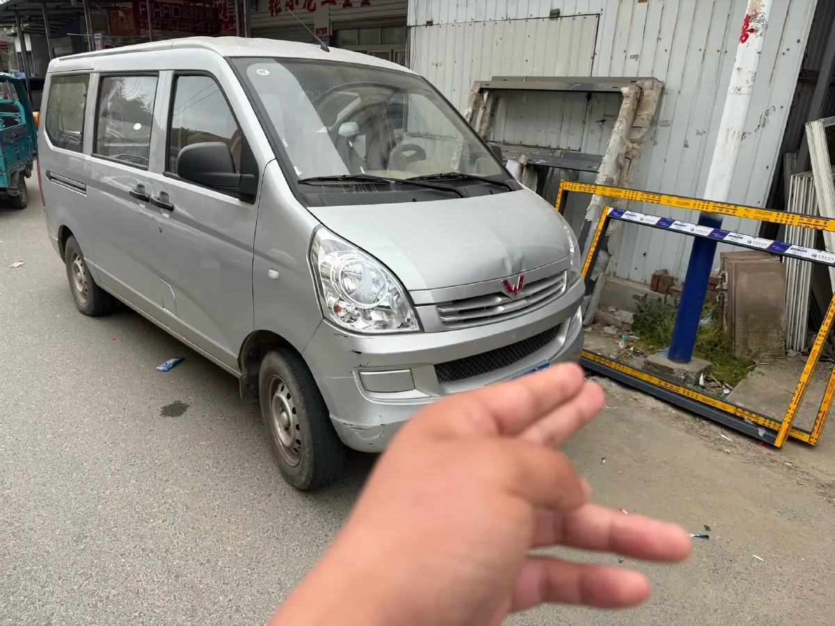 2022 WuLing RongGuang S 1.2L 76HP L4 5MT,autocango,china used car exporter,china ev exporter,chinese used car exporter,chinese used ev exporter