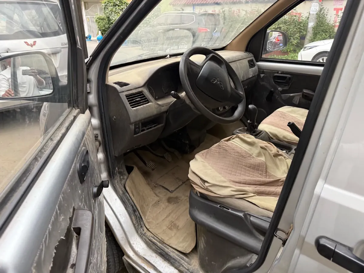 2022 WuLing RongGuang S 1.2L 76HP L4 5MT,autocango,china used car exporter,china ev exporter,chinese used car exporter,chinese used ev exporter