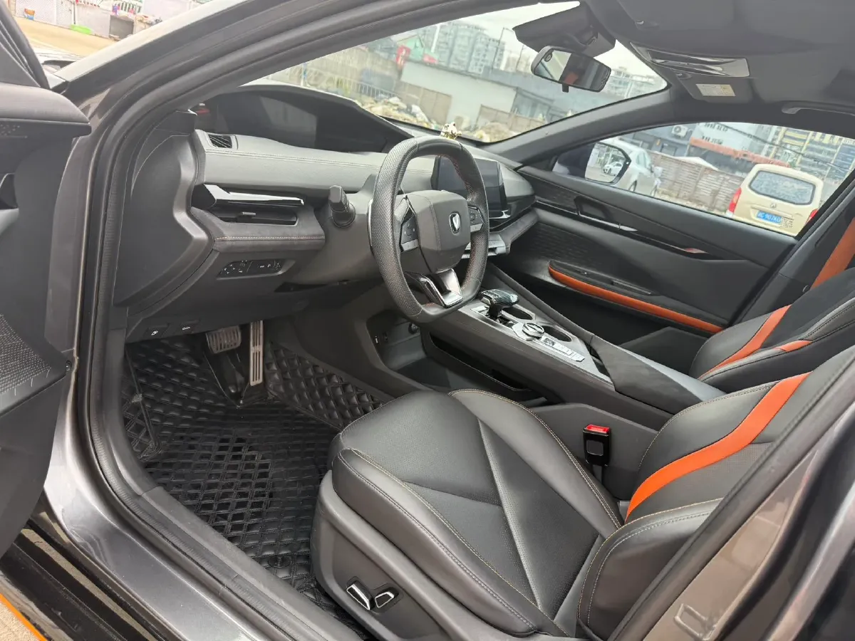 2022 ChangAn UNI-V 1.5T 188HP L4 7DCT,autocango,china used car exporter,china ev exporter,chinese used car exporter,chinese used ev exporter