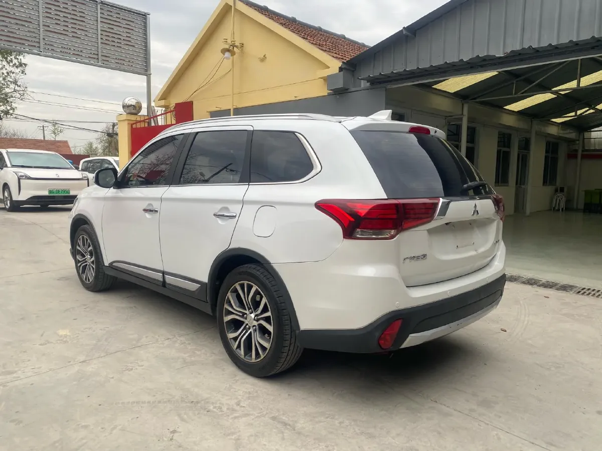 2018 Mitsubishi Outlander 2.4L 192HP L4 CVT,autocango,china used car exporter,china ev exporter,chinese used car exporter,chinese used ev exporter