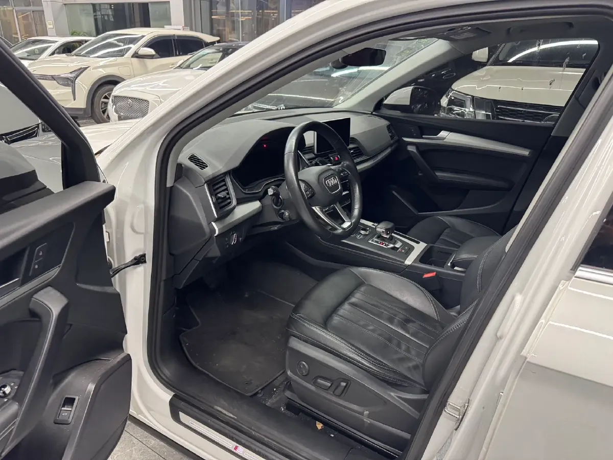 2020 Audi Q5L 2.0T 190HP L4 7DCT,autocango,china used car exporter,china ev exporter,chinese used car exporter,chinese used ev exporter