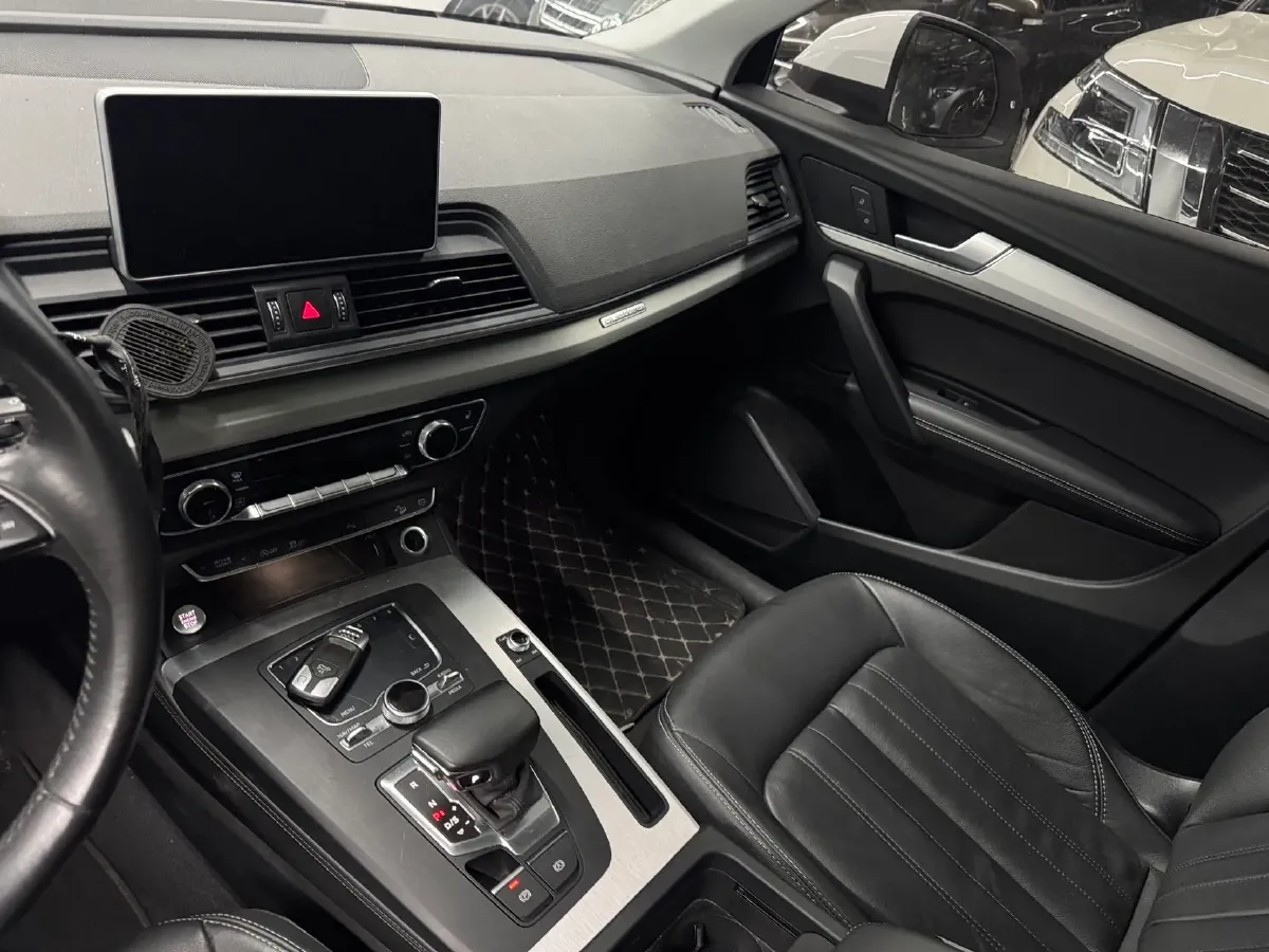 2020 Audi Q5L 2.0T 190HP L4 7DCT,autocango,china used car exporter,china ev exporter,chinese used car exporter,chinese used ev exporter