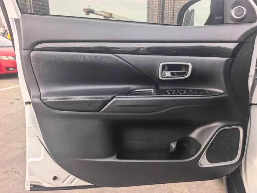 2018 Mitsubishi Outlander 2.4L 192HP L4 CVT,autocango,china used car exporter,china ev exporter,chinese used car exporter,chinese used ev exporter