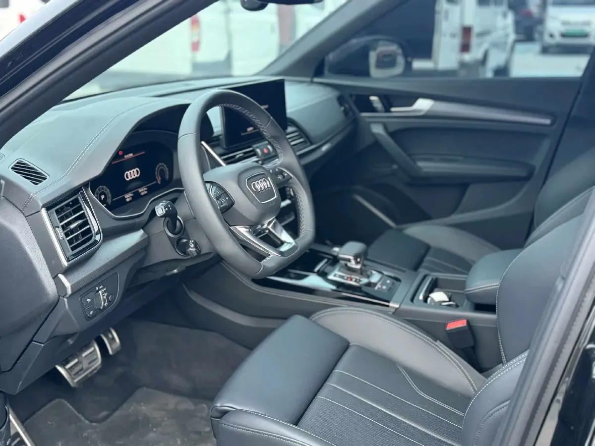 2025 Audi Q5L 2.0T 190HP L4 7DCT,autocango,china used car exporter,china ev exporter,chinese used car exporter,chinese used ev exporter