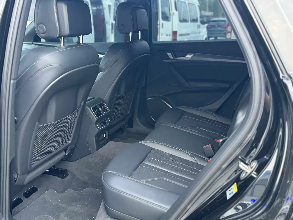 2025 Audi Q5L 2.0T 190HP L4 7DCT,autocango,china used car exporter,china ev exporter,chinese used car exporter,chinese used ev exporter