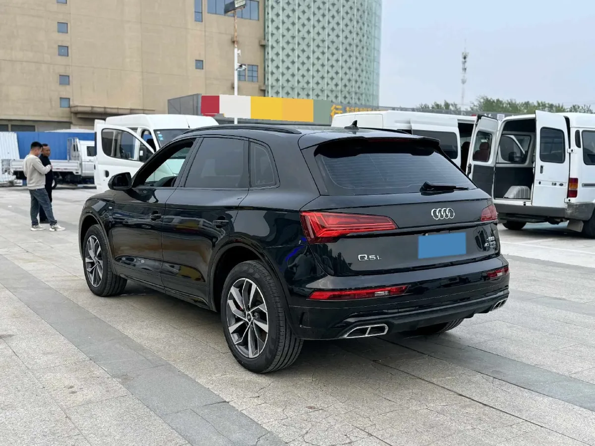 2025 Audi Q5L 2.0T 190HP L4 7DCT,autocango,china used car exporter,china ev exporter,chinese used car exporter,chinese used ev exporter