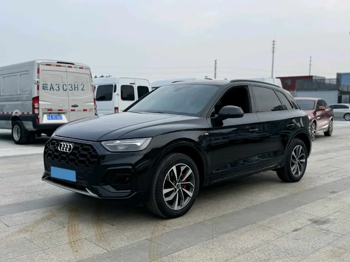2025 Audi Q5L 2.0T 190HP L4 7DCT,autocango,china used car exporter,china ev exporter,chinese used car exporter,chinese used ev exporter