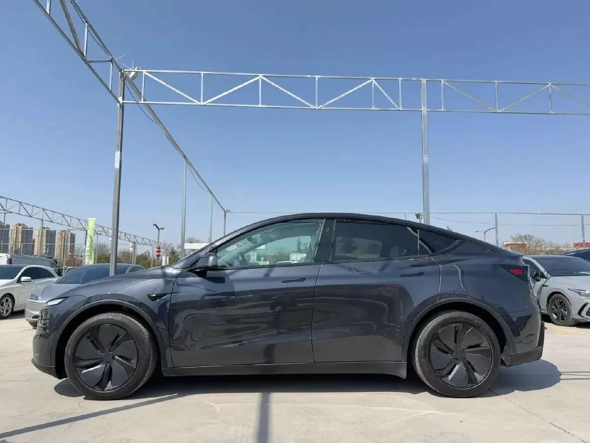 2025 Tesla Model Y BEV 62.5KWH,autocango,china used car exporter,china ev exporter,chinese used car exporter,chinese used ev exporter
