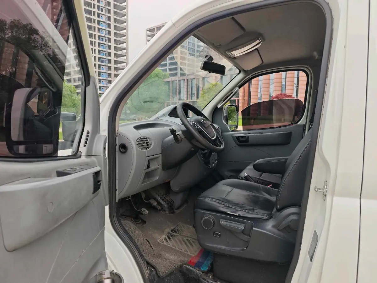 2021 MAXUS XinTu V80 2.0T 139HP L4 6MT,autocango,china used car exporter,china ev exporter,chinese used car exporter,chinese used ev exporter