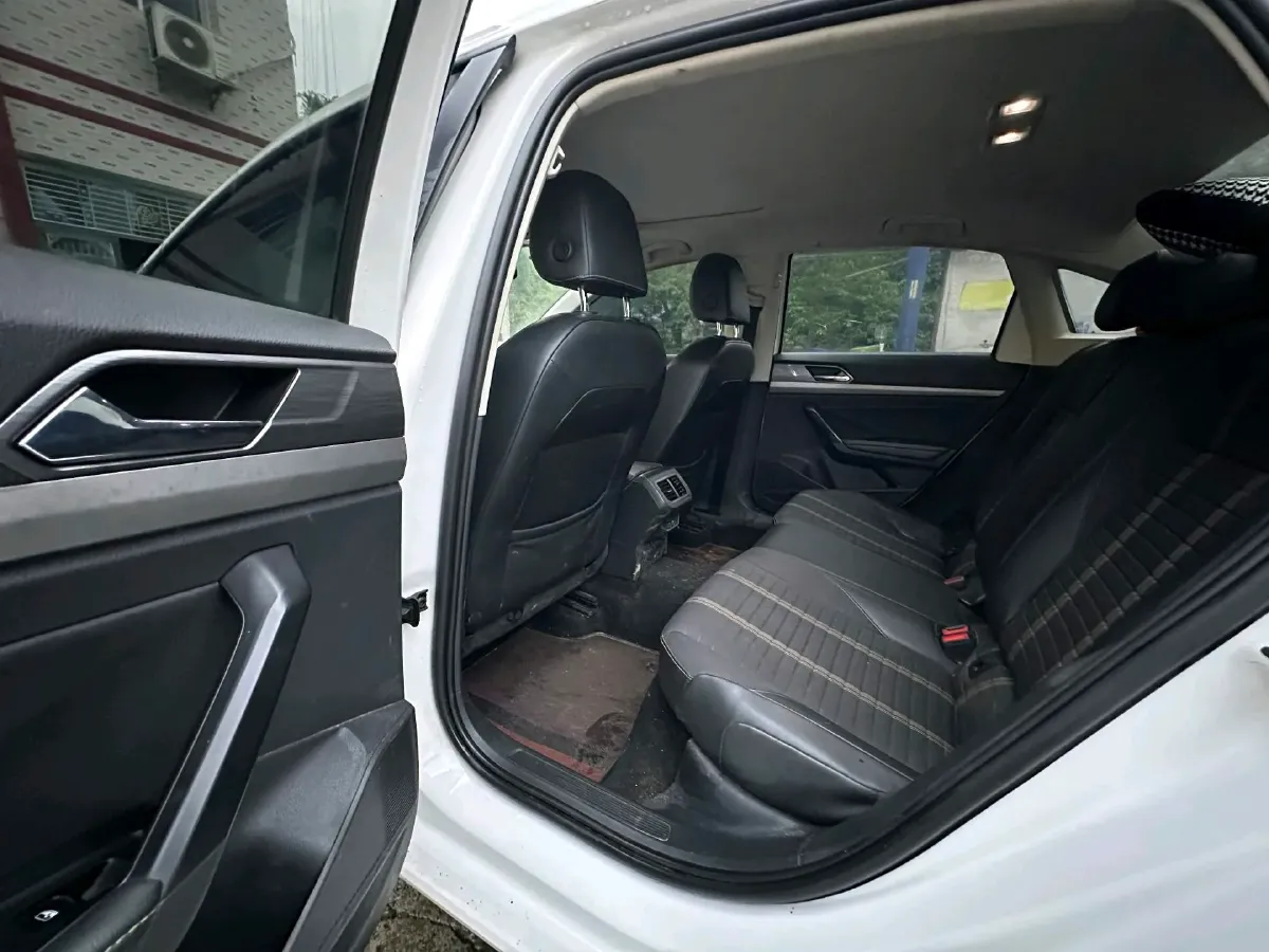 2022 Bestune B70 2.0T 224HP L4 6AT,autocango,china used car exporter,china ev exporter,chinese used car exporter,chinese used ev exporter