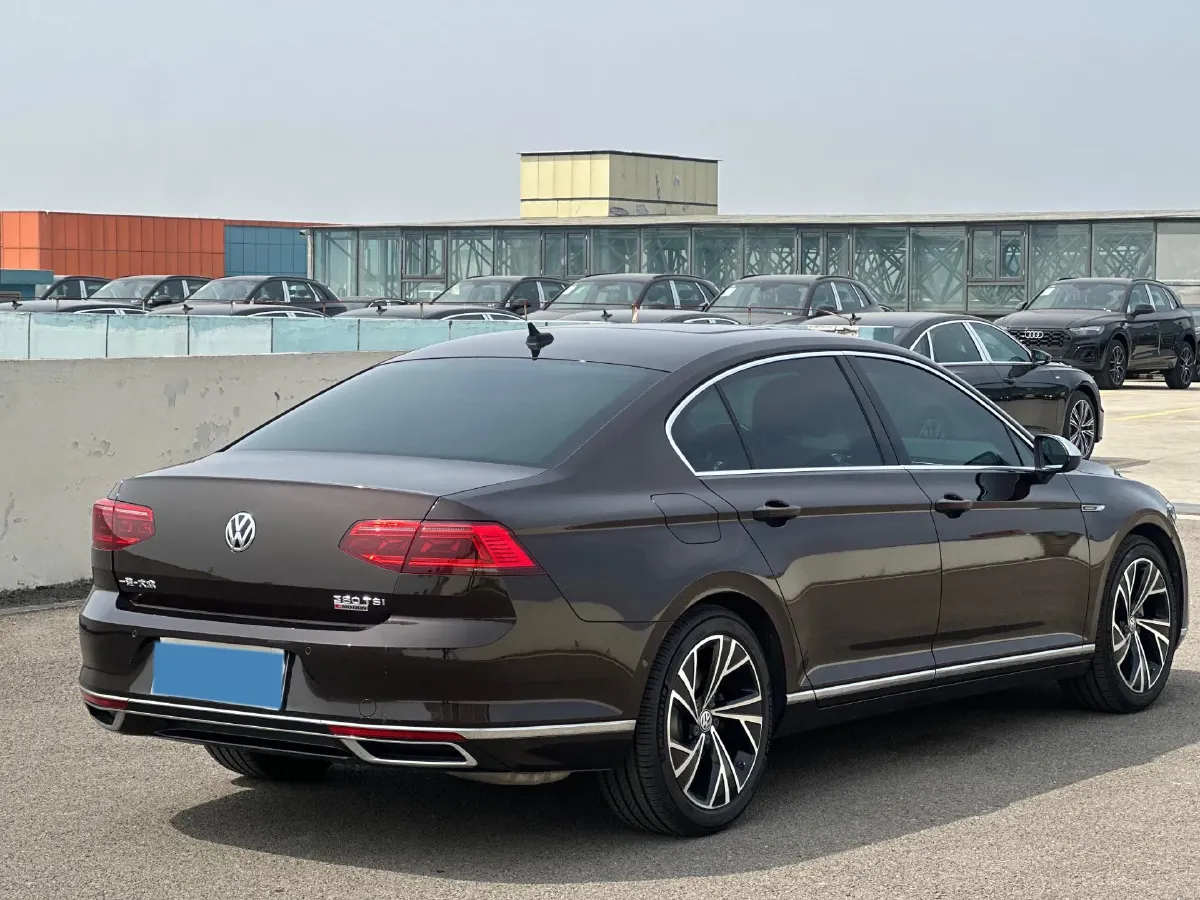 2020 Volkswagen Magotan 2.0T 220HP L4 7DCT,autocango,china used car exporter,china ev exporter,chinese used car exporter,chinese used ev exporter