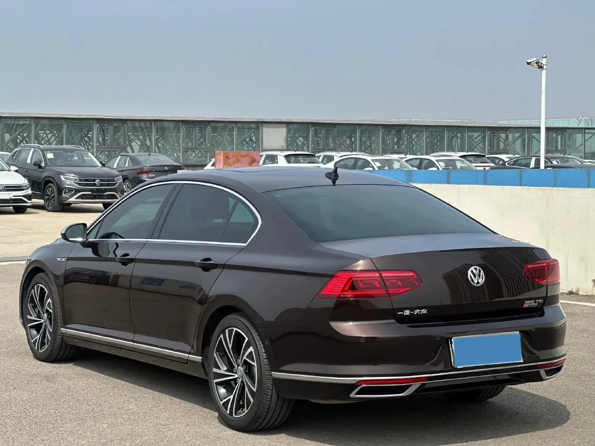 2020 Volkswagen Magotan 2.0T 220HP L4 7DCT,autocango,china used car exporter,china ev exporter,chinese used car exporter,chinese used ev exporter