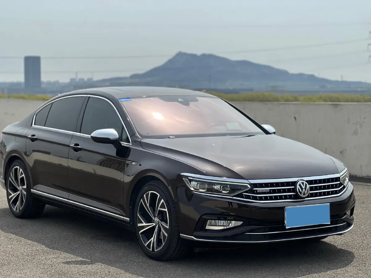 2020 Volkswagen Magotan 2.0T 220HP L4 7DCT,autocango,china used car exporter,china ev exporter,chinese used car exporter,chinese used ev exporter