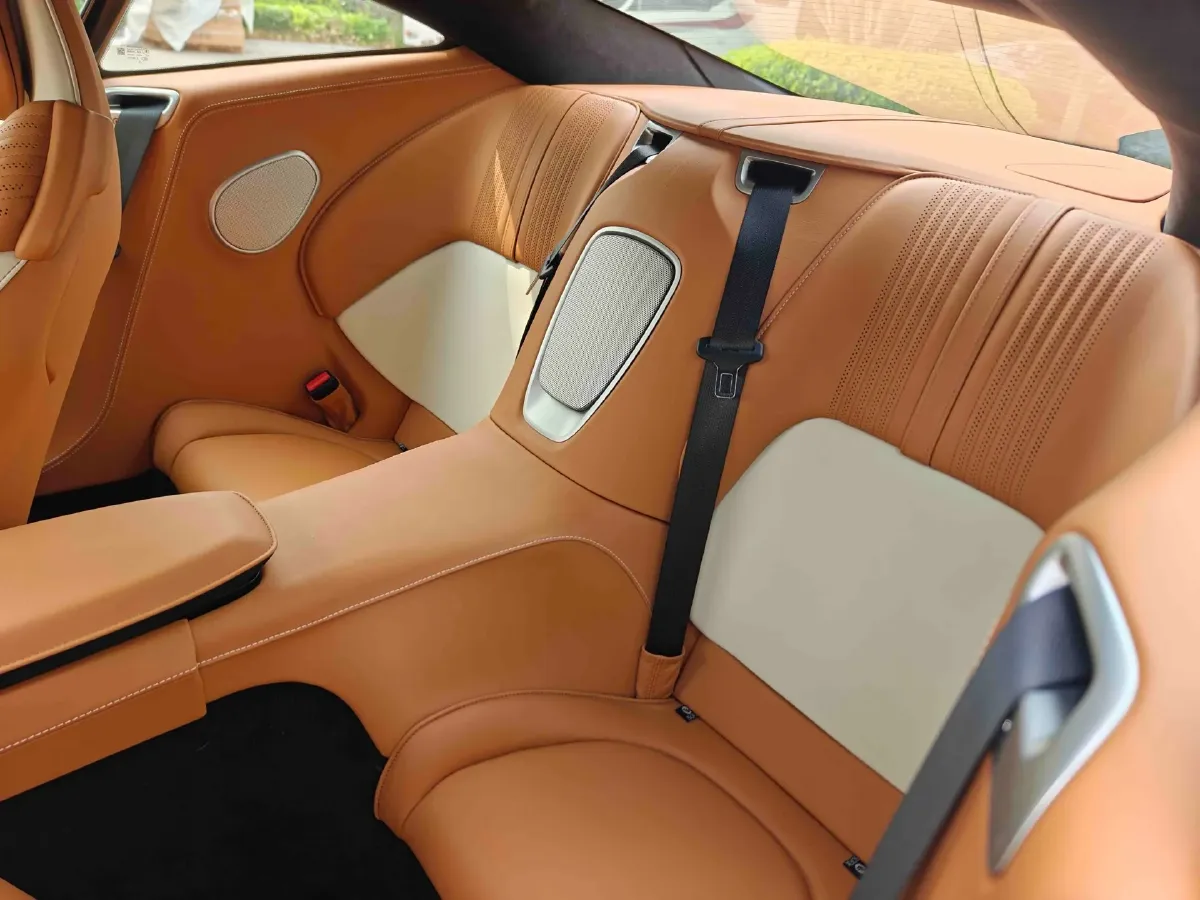 2023 Aston Martin DB11 4.0T 534HP V8 8AT,autocango,china used car exporter,china ev exporter,chinese used car exporter,chinese used ev exporter