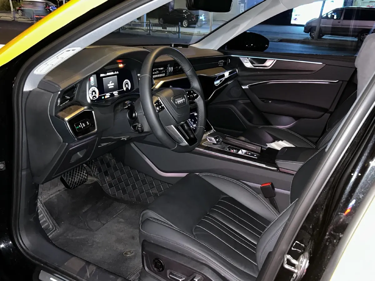 2024 Audi A6L 2.0T 245HP L4 7DCT,autocango,china used car exporter,china ev exporter,chinese used car exporter,chinese used ev exporter