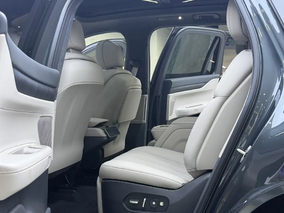 2024 Porsche Macan All-Electric BEV 100KWH,autocango,china used car exporter,china ev exporter,chinese used car exporter,chinese used ev exporter