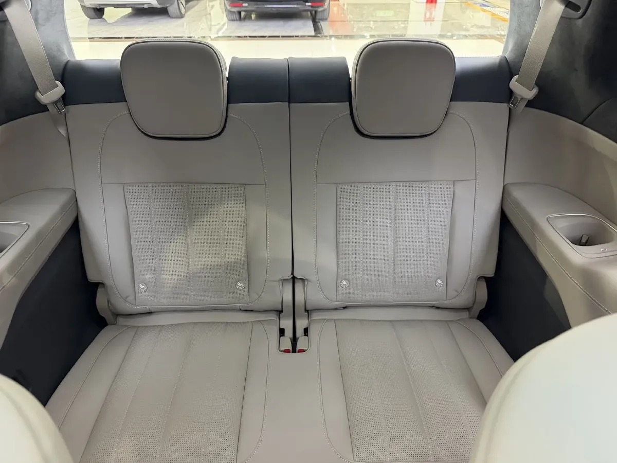 2024 Porsche Macan All-Electric BEV 100KWH,autocango,china used car exporter,china ev exporter,chinese used car exporter,chinese used ev exporter