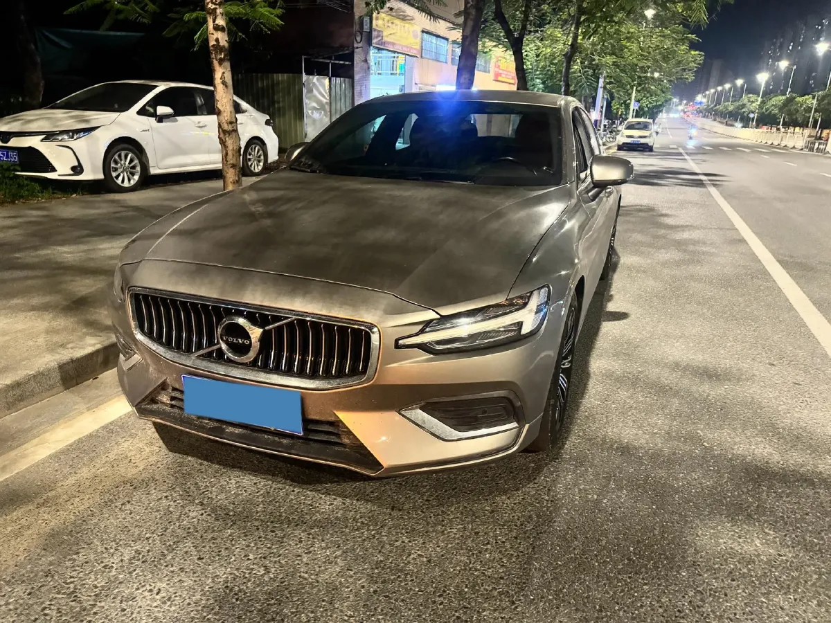 2022 Volvo S60 2.0T 197HP L4 8AT,autocango,china used car exporter,china ev exporter,chinese used car exporter,chinese used ev exporter