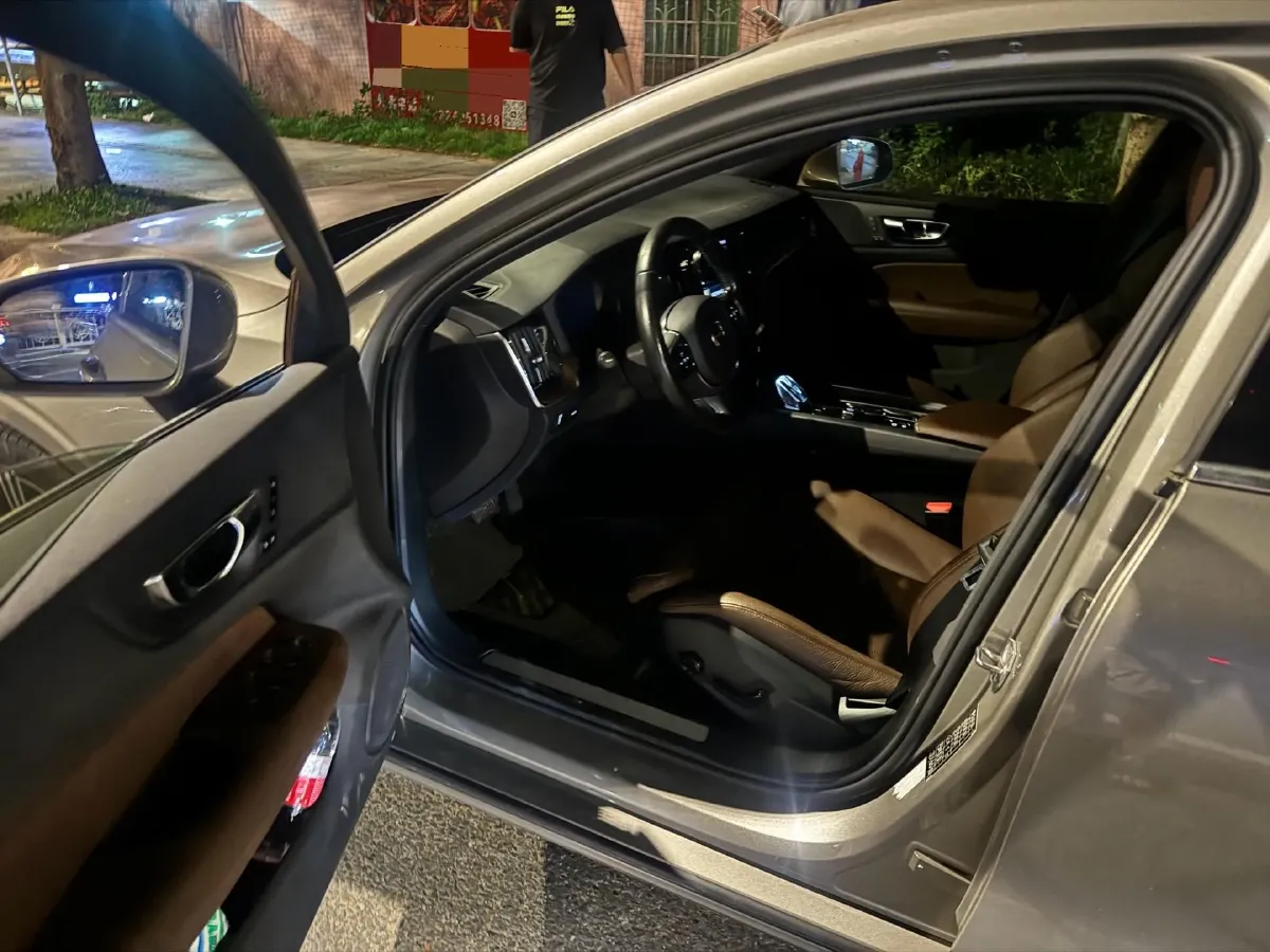 2022 Volvo S60 2.0T 197HP L4 8AT,autocango,china used car exporter,china ev exporter,chinese used car exporter,chinese used ev exporter