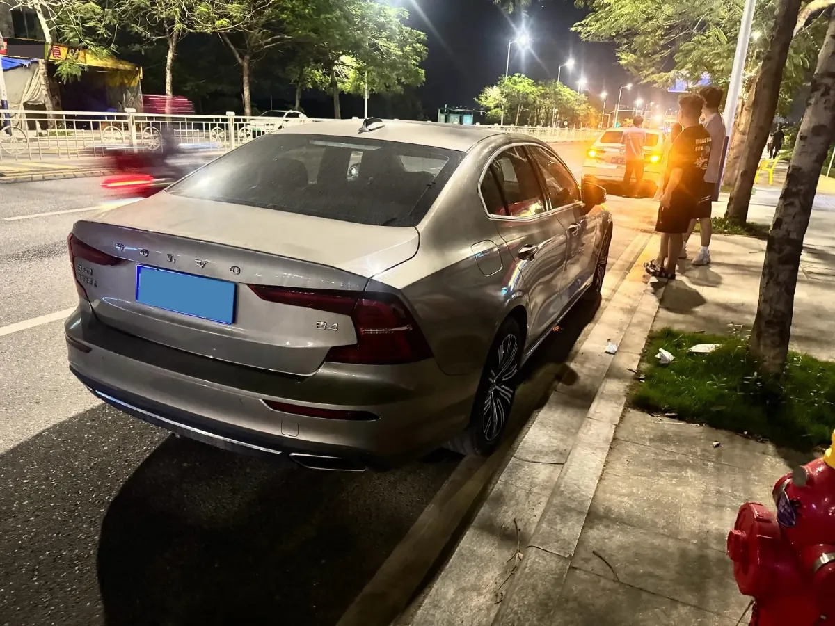 2022 Volvo S60 2.0T 197HP L4 8AT,autocango,china used car exporter,china ev exporter,chinese used car exporter,chinese used ev exporter