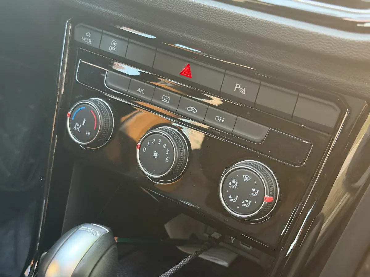 2022 Volkswagen T-Roc 1.4T 150HP L4 7DCT,autocango,china used car exporter,china ev exporter,chinese used car exporter,chinese used ev exporter