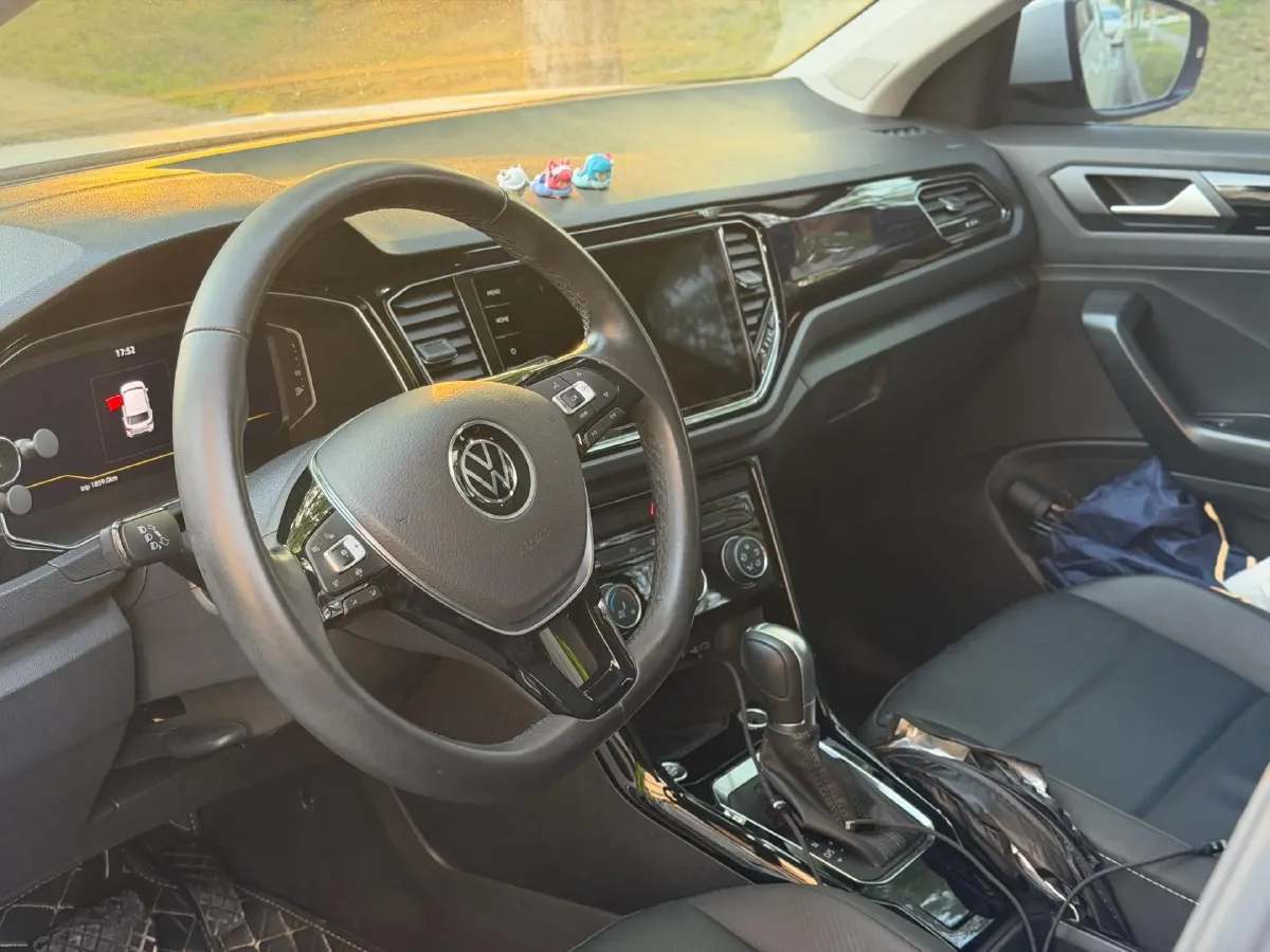 2022 Volkswagen T-Roc 1.4T 150HP L4 7DCT,autocango,china used car exporter,china ev exporter,chinese used car exporter,chinese used ev exporter