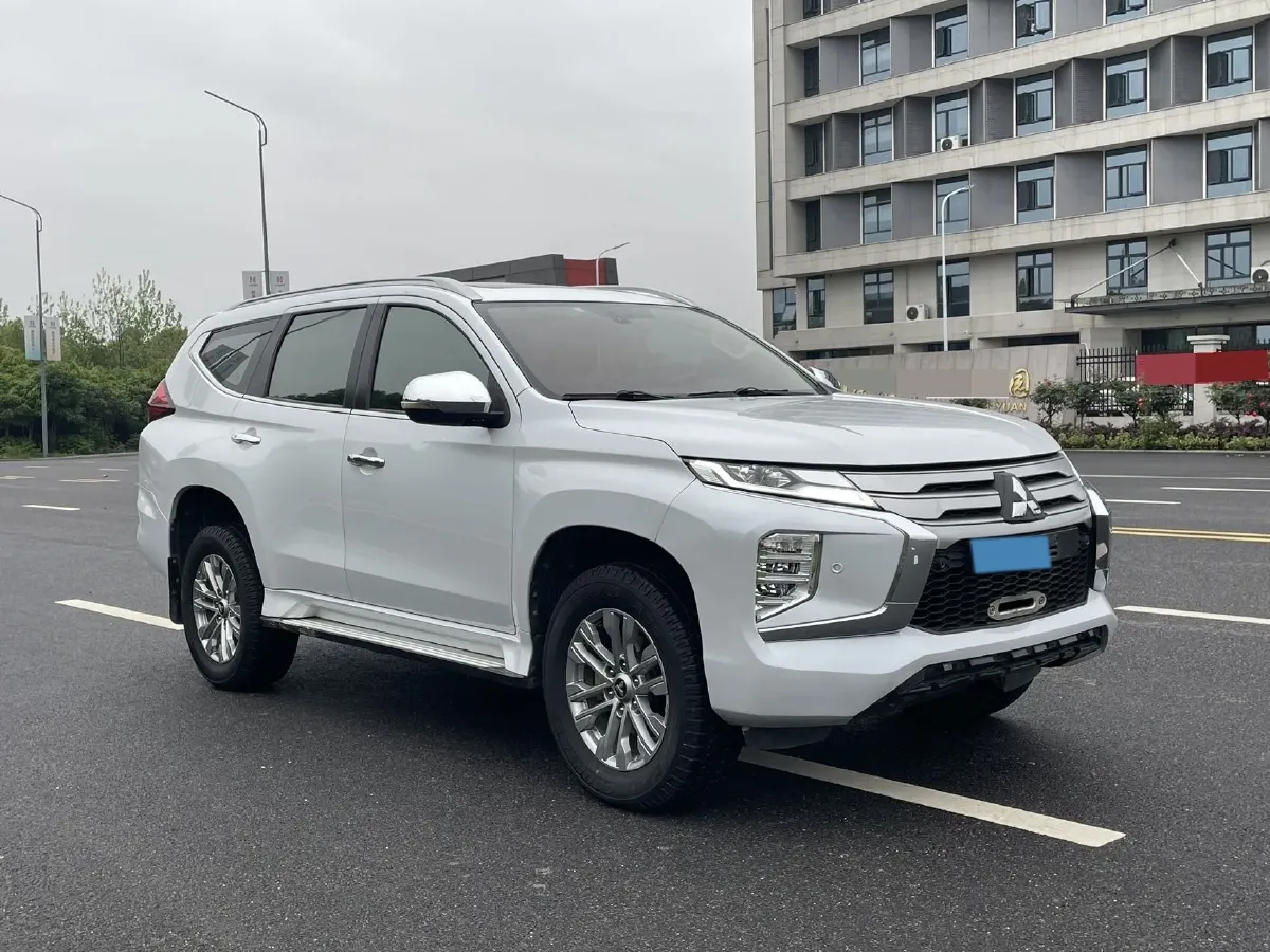 2020 Mitsubishi Pajero 3.0L 209HP V6 8AT,autocango,china used car exporter,china ev exporter,chinese used car exporter,chinese used ev exporter