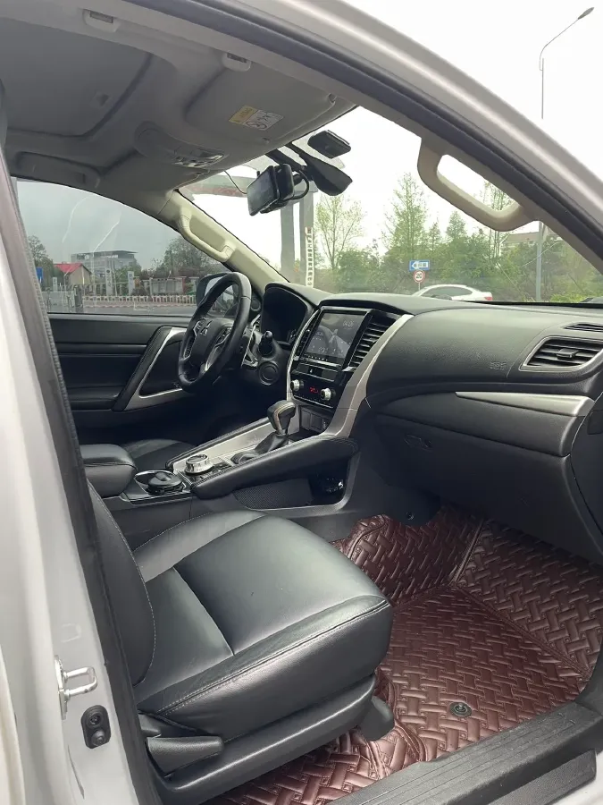 2020 Mitsubishi Pajero 3.0L 209HP V6 8AT,autocango,china used car exporter,china ev exporter,chinese used car exporter,chinese used ev exporter