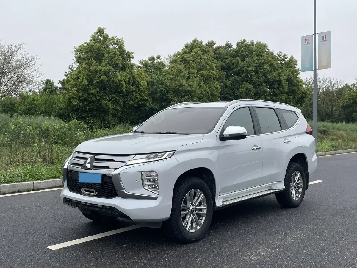 2020 Mitsubishi Pajero 3.0L 209HP V6 8AT,autocango,china used car exporter,china ev exporter,chinese used car exporter,chinese used ev exporter